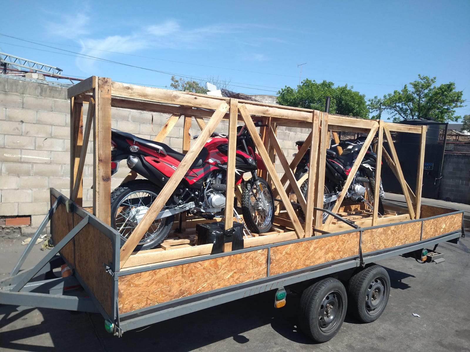 Operación de traslado de múltiples motovehículos con tráiler